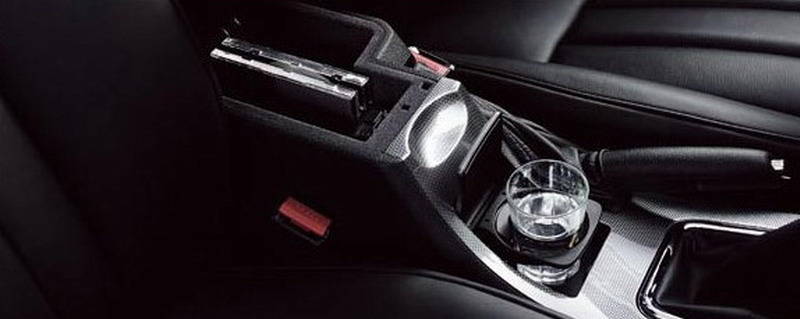 L'INTERIEUR DE LA PEUGEOT 407: Voici un détail de l'intérieur du coffre de rangement de la Peugeot 407 mentionné ci-dessus. Pratique et ergonomique.